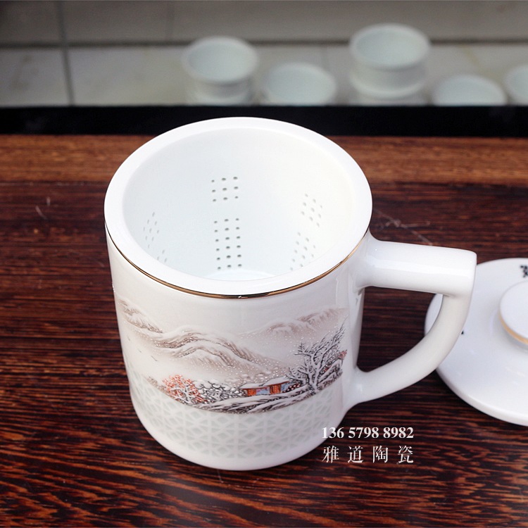 景德镇手绘粉彩雪景玲珑带盖陶瓷茶杯