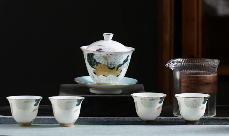 景德镇陶瓷功夫茶具套装家用送礼（如鱼得水）(图1)