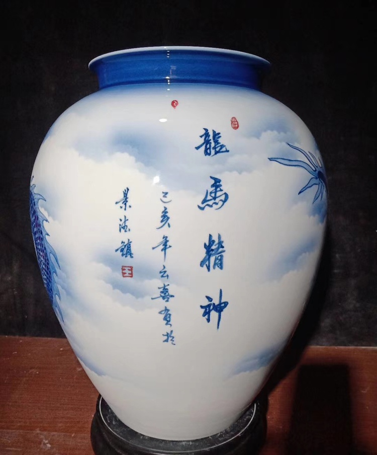 王云喜手绘陶瓷花瓶作品（龙马精神）